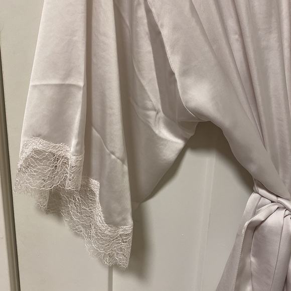 Victoria’s Secret Bride Robe White Silky lace trim sleeves & bottom knee length - Picture 5 of 7